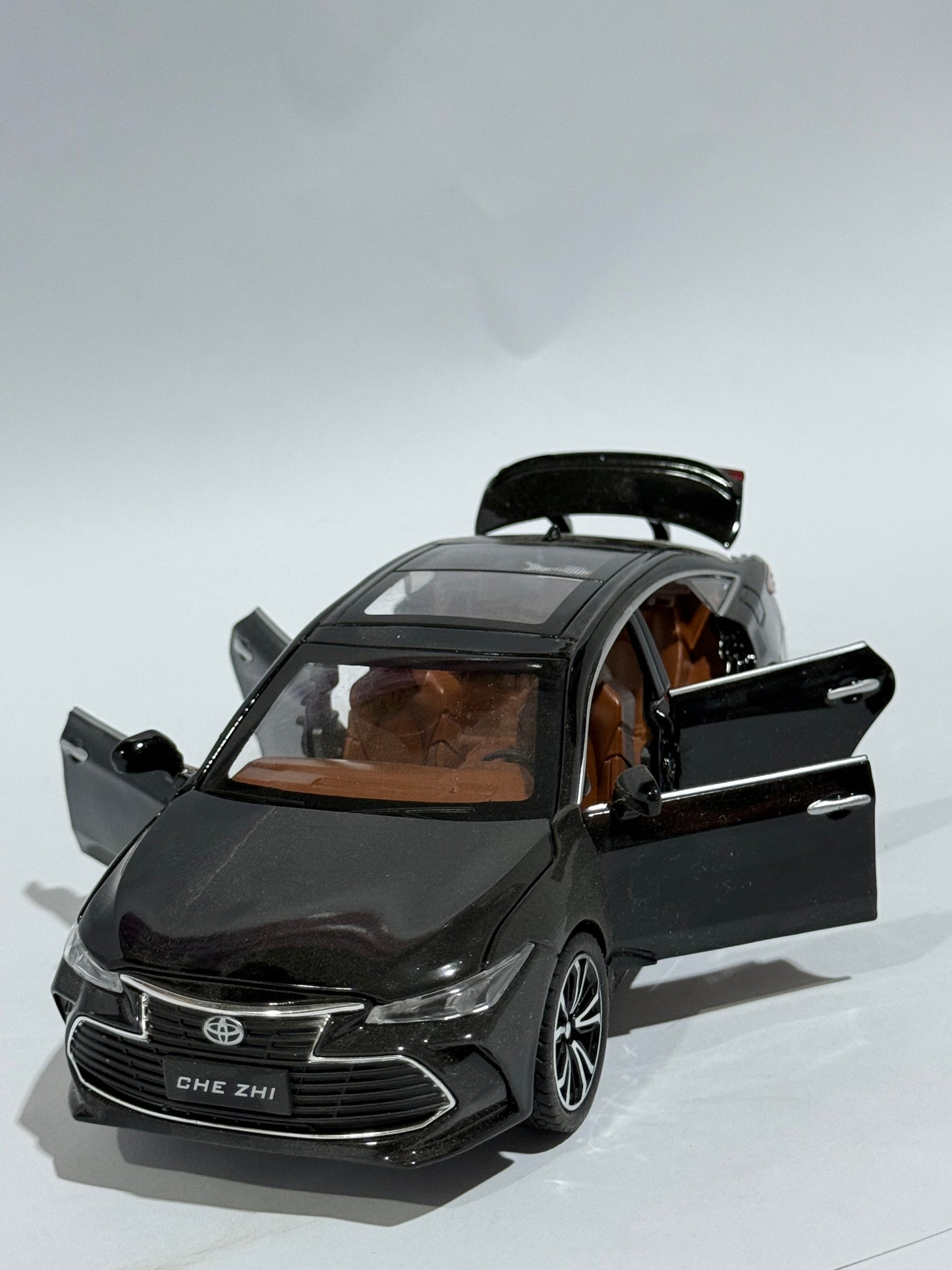 Alloy Die-casting Toyota Avalon 1:24 Sound Light Pull Back Toy Car For Kid Birthday Gift Saloon Model