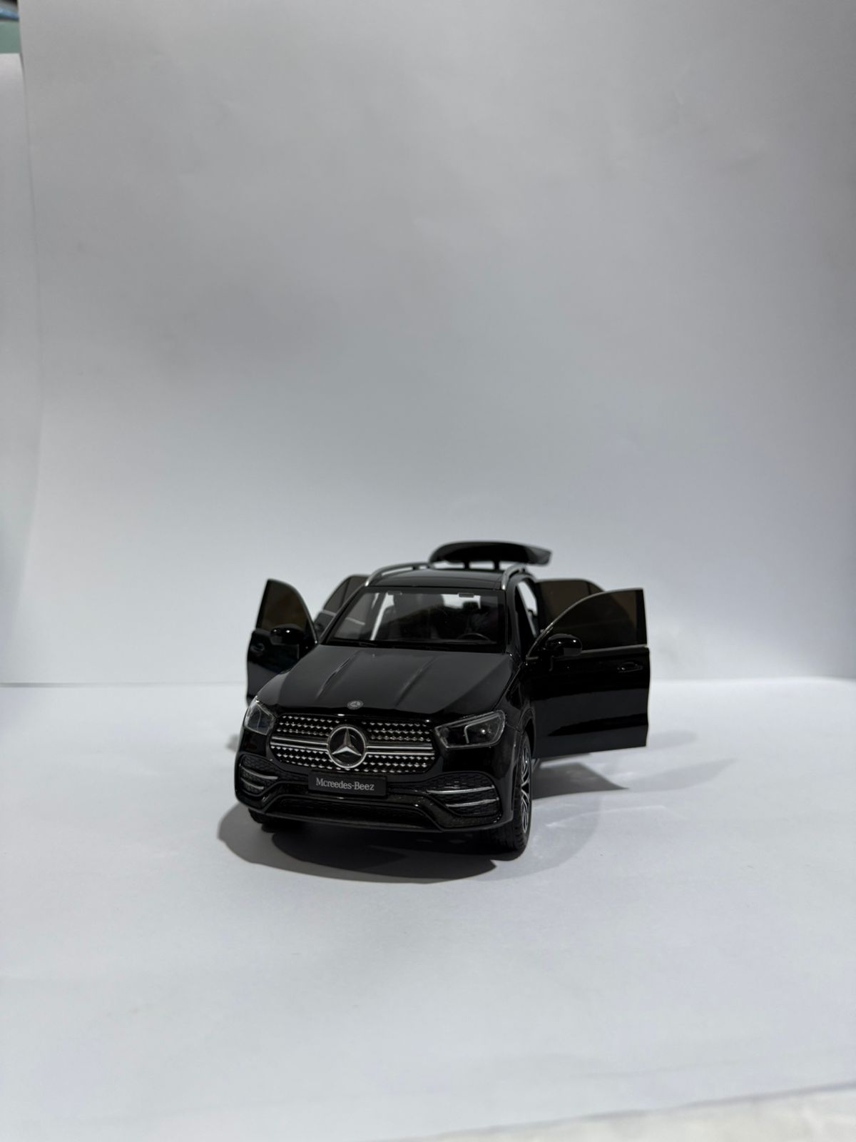 1:24 Diecast Mercedes GLE - 350 Model Car With Smoke