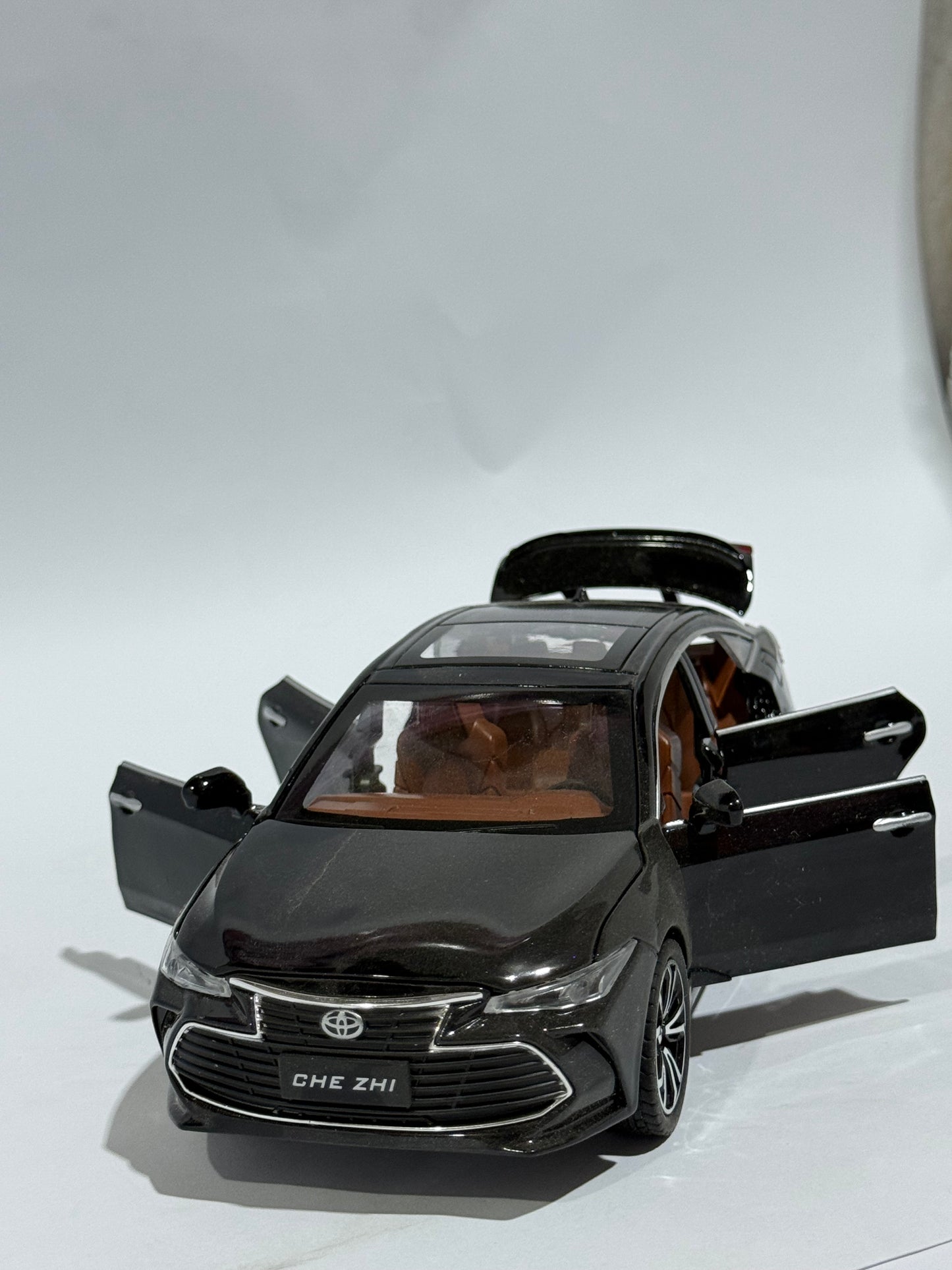 Alloy Die-casting Toyota Avalon 1:24 Sound Light Pull Back Toy Car For Kid Birthday Gift Saloon Model
