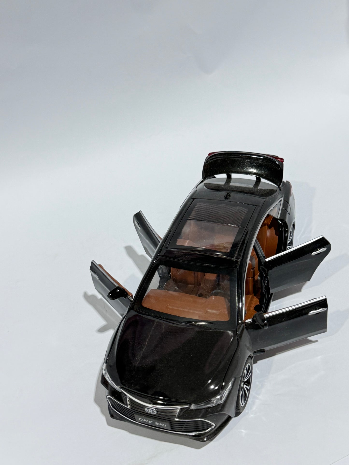 Alloy Die-casting Toyota Avalon 1:24 Sound Light Pull Back Toy Car For Kid Birthday Gift Saloon Model