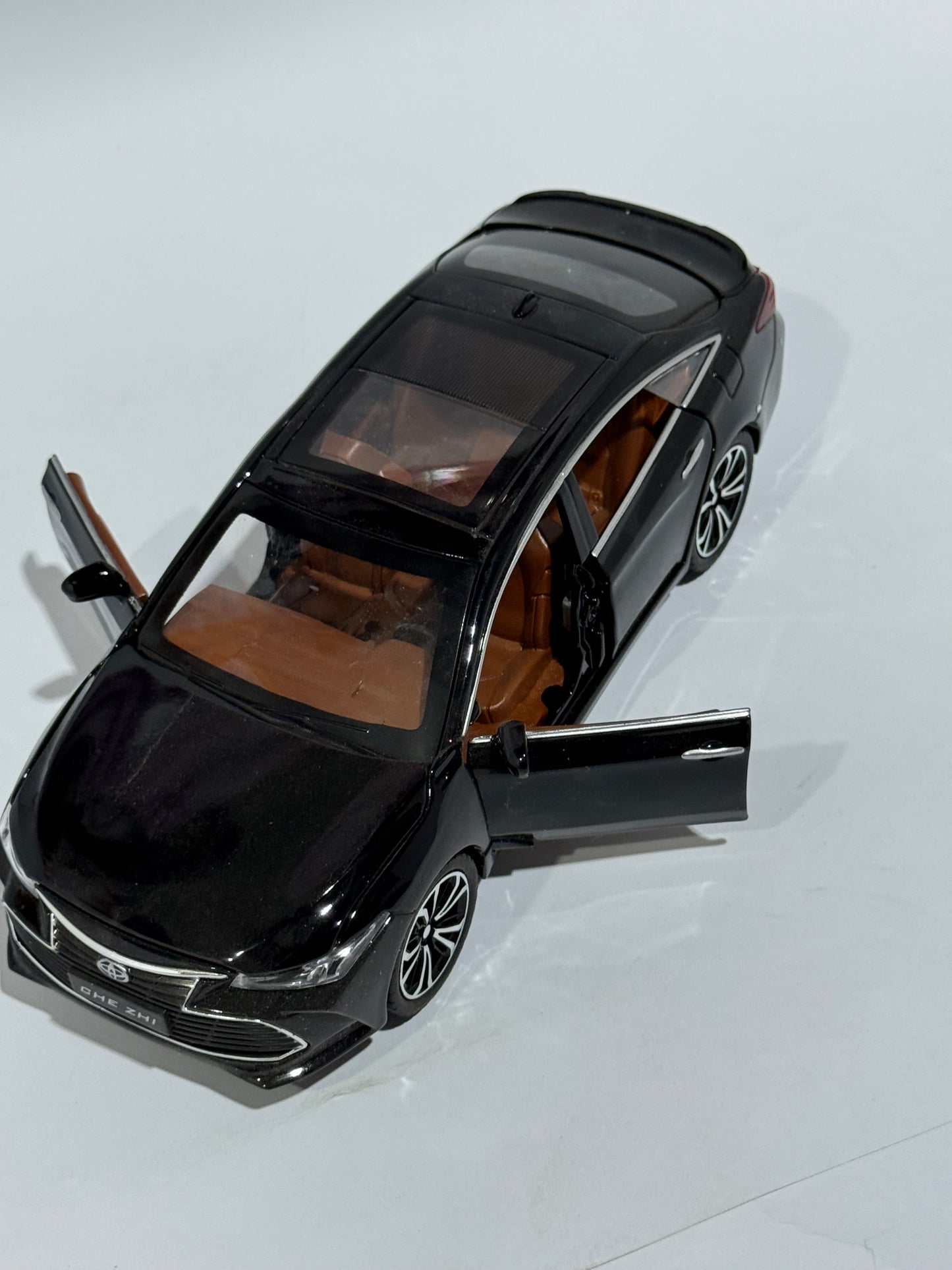 Alloy Die-casting Toyota Avalon 1:24 Sound Light Pull Back Toy Car For Kid Birthday Gift Saloon Model