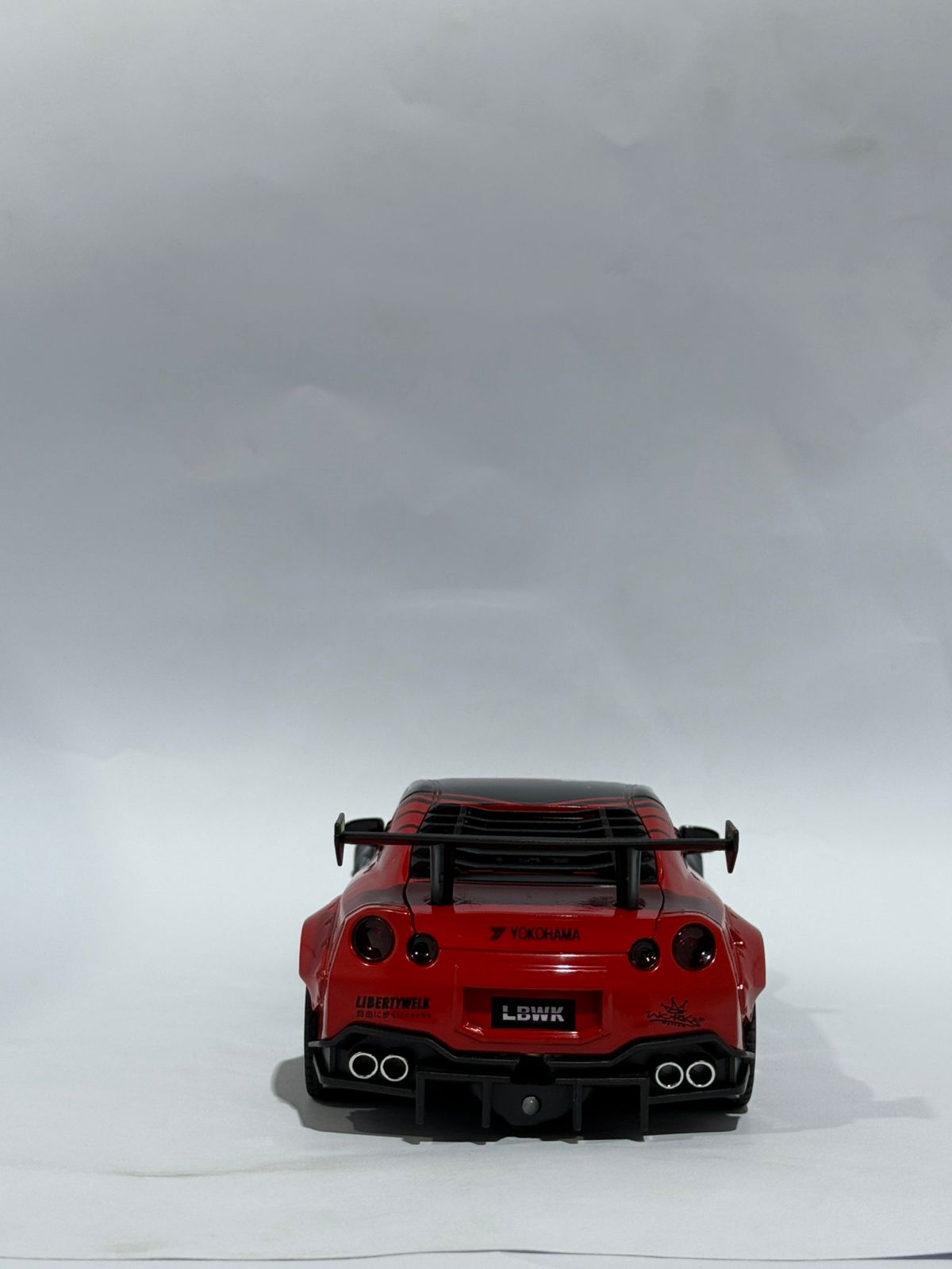 1:24 Diecast Nissan GTR R35 Model Car With Smoke