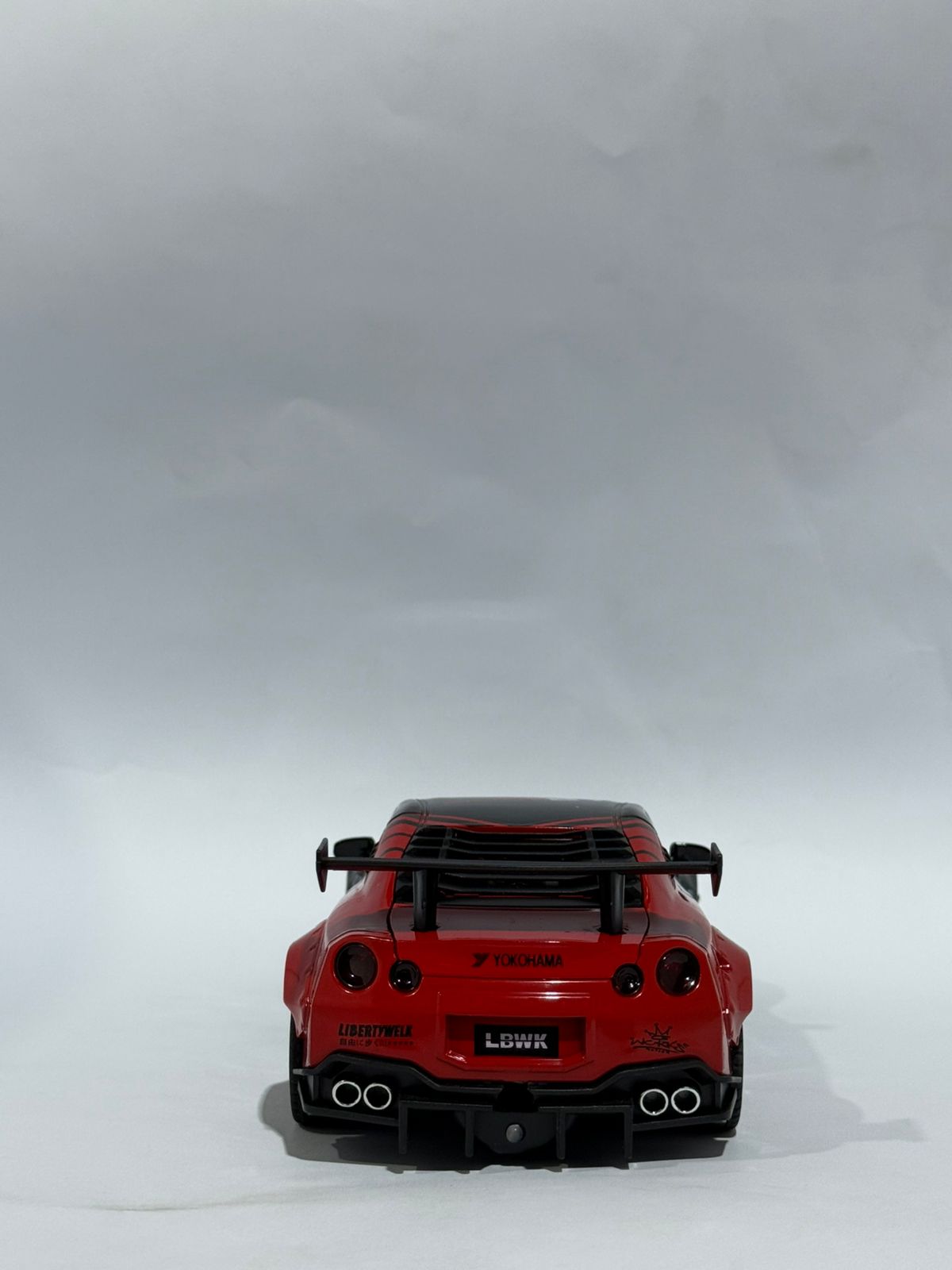 1:24 Diecast Nissan GTR R35 Model Car With Smoke