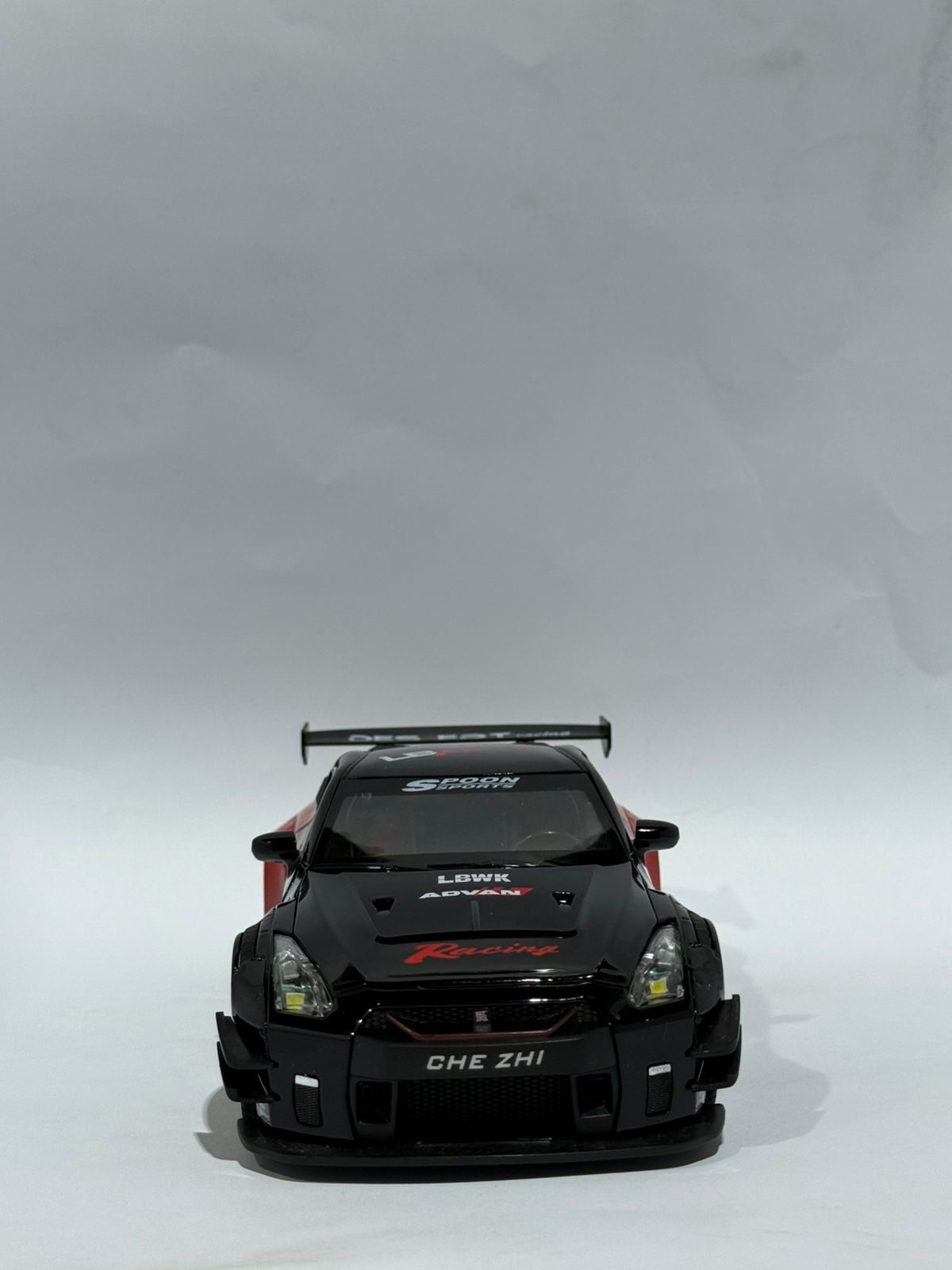 1:24 Diecast Nissan GTR R35 Model Car With Smoke