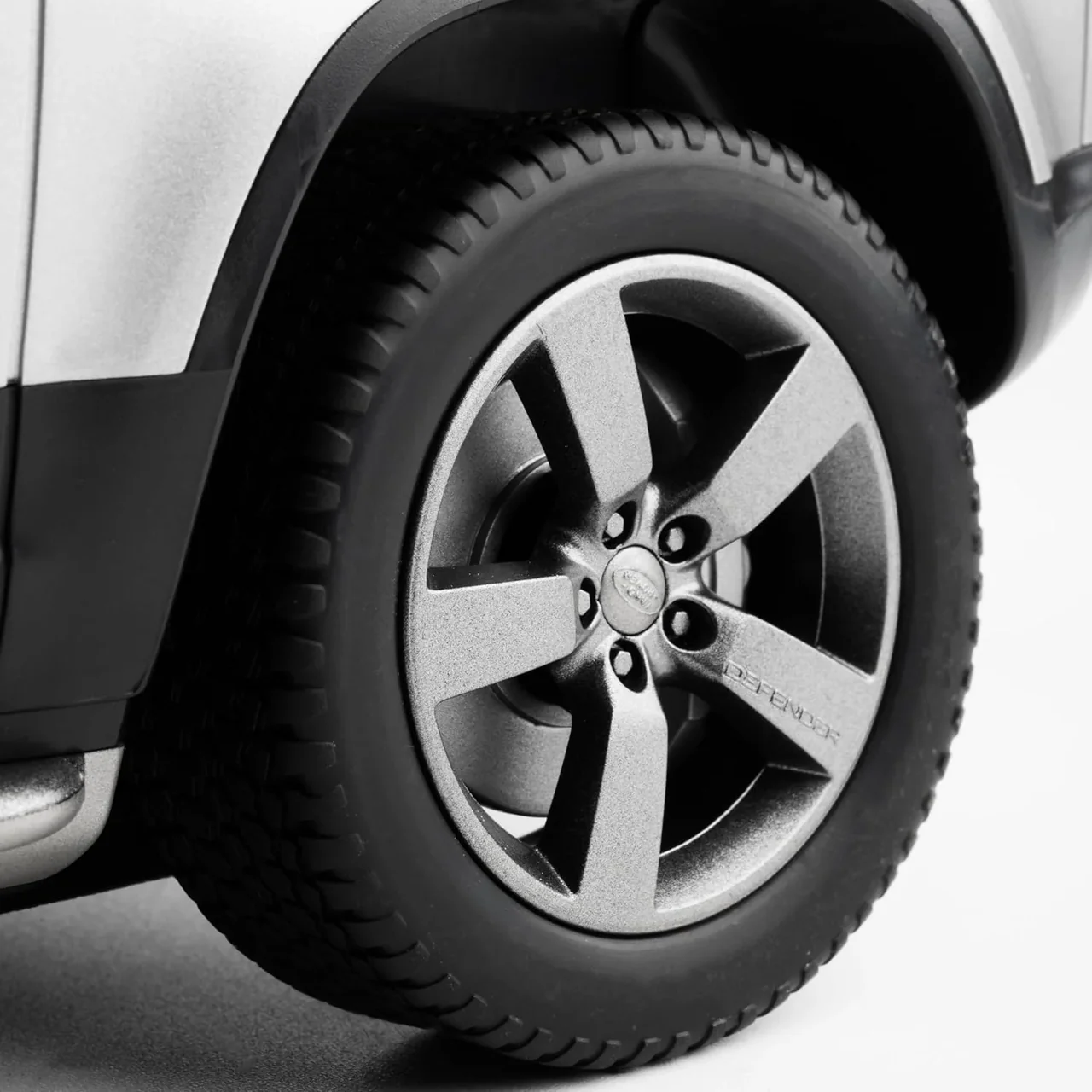 2.4GHz 1:12 RC Land Rover Defender 90 Model